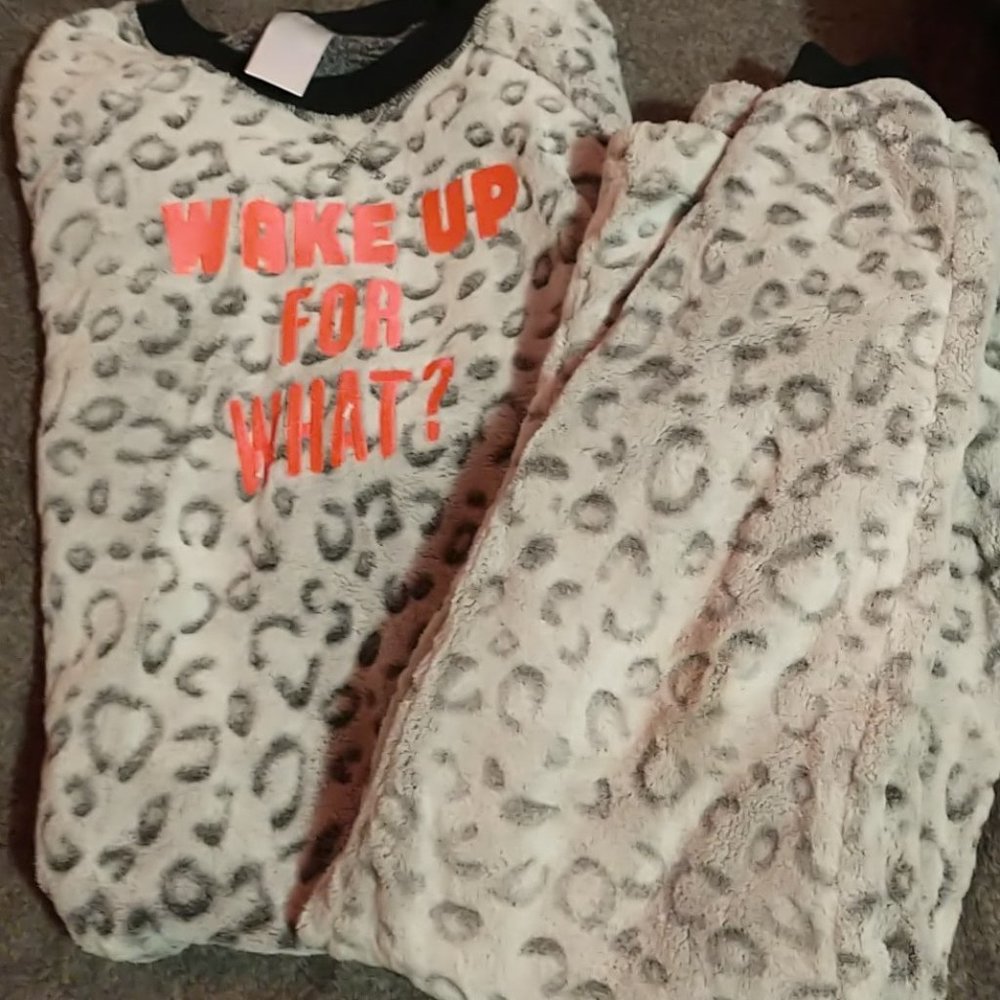 cheetah/leopard 2 piece secret treasures sleeper set